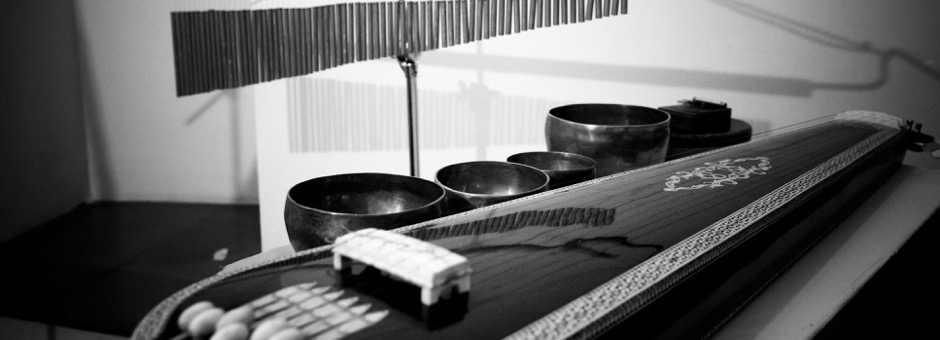 Strumenti tipici usati dal Metodo Vibrazionale: una tampura indiana, delle campane tibetane, una sansula, un Wind-chimes.