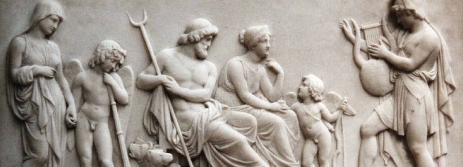 Bassorilievo raffigurante sulla destra Orfeo intento alla pratica vocale e strumentale della sua lira. Sulla sinistra cinque figure in ascolto: due angeli, una figura maschile e due figure femminili. La figura femminile di destra sembra intenta a praticare un training funzionale vocale e strumentale, branca del Metodo Vibrazionale.