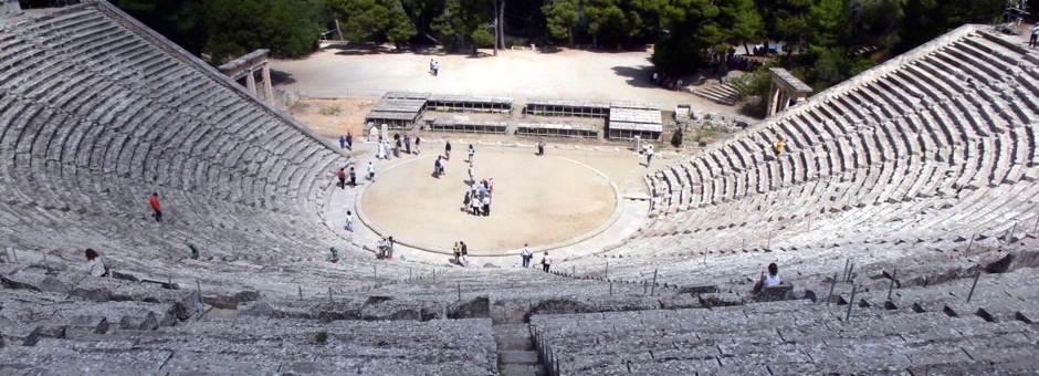 Teatro greco visto dagli spalti. Il luogo ideale per lavorare sull'attore e la voce e per la didattica teatrale del teatro vribrazionale