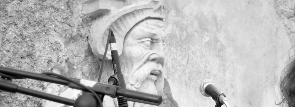 Profilo del volto di una statua presso Villa Fabbri di Trevi. In questa sede è usta perché simboleggia il rapporto tra l'attore e la voce.