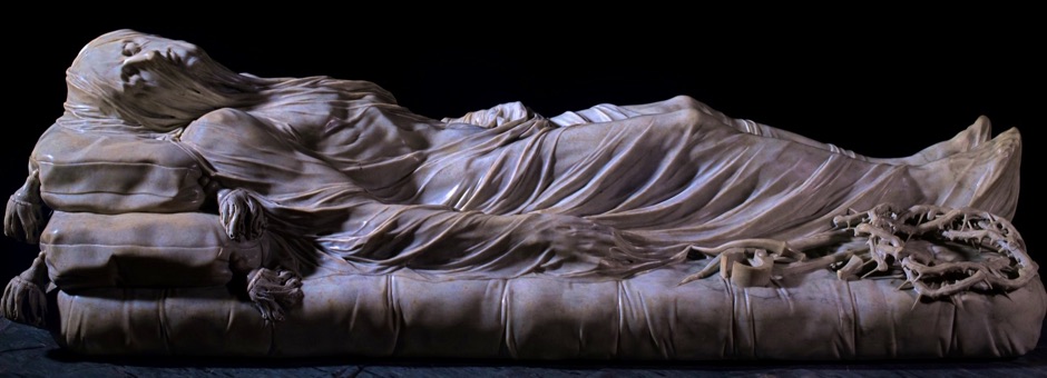 Una statua di marmo scolpita a grandezza naturale, rappresentante Nostro Signore Gesù Cristo morto, coperto da un sudario trasparente realizzato dallo stesso blocco della statua. Il Cristo Velato di Raimondo di Sangro, nella Cappella Sansevero di Napoli. Immagine che ispira l'atto creativo.