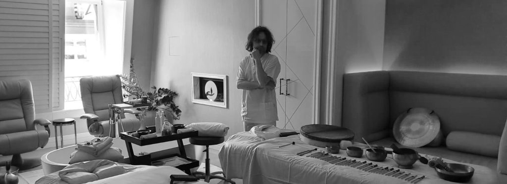 Un Terapeuta con i suoi strumenti per il trattamento vibrazionale sinergico