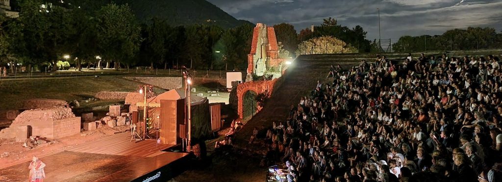 Teatro romano di Gubbio, completamente gremito, durante una rappresentazione teatrale. Il luogo ideale per la didattica teatrale del Teatro Vibrazionale