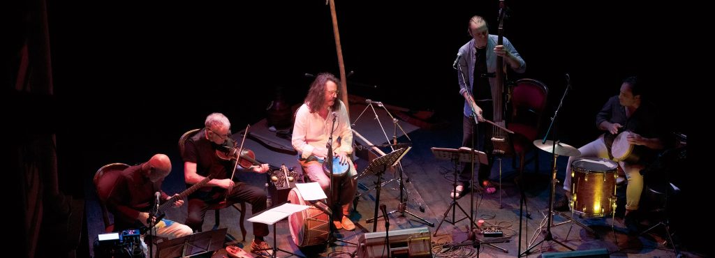I membri dell'ensemble Ethnet durante un concerto. Classico esempio di pratica e didattica strumentale. Da sinistra a destra: - Francesco D'Oronzo chitarra elettrica; - Gabriele Russo, violino; - Manolo Rivaroli, Percussioni; - Luca Marzetti, contrabbasso elettrico; - Francesco Speziali, percussioni. Teatro Subasio di Spello