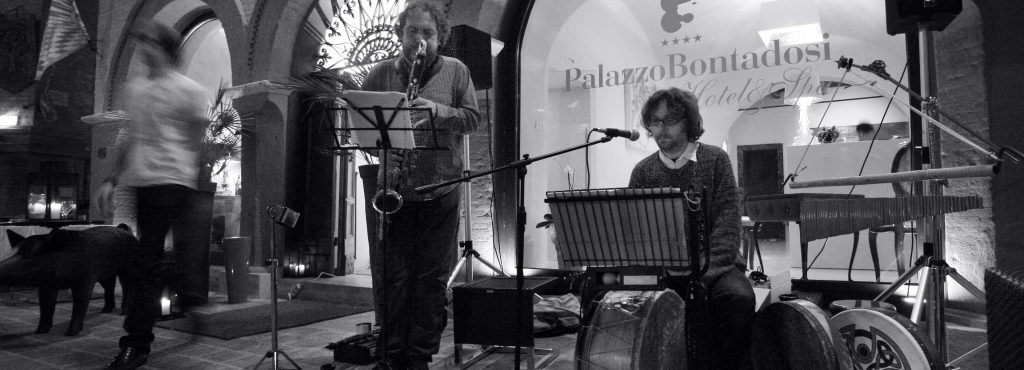 Due musicisti in concerto. Il sassofonista Rossano Emili ed il cantante, polistrumentista Manolo Rivaroli durante la manifestazione Enologica 2009 a Montefalco. Canto Jazz e Sassofono Jazz