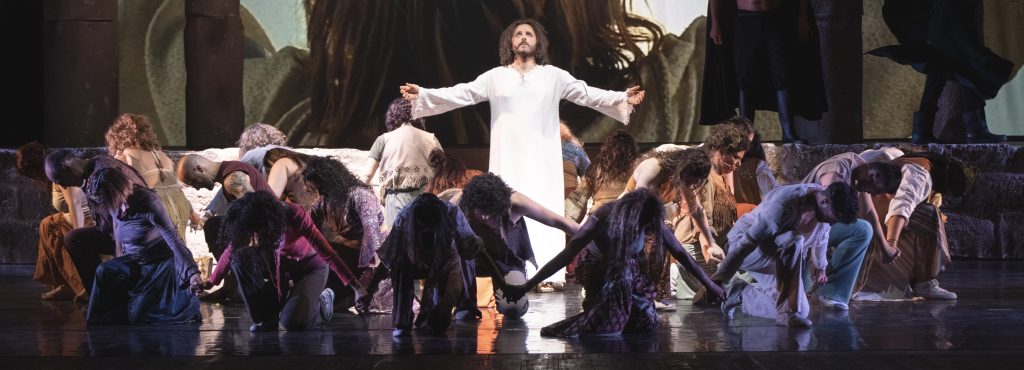 Immagine del musical Jesu Christ Superstar. Al centro Jesus, interpretato da Manolo Rivaroli, circondato dai discepoli. Compagnia Teatrale OLBC