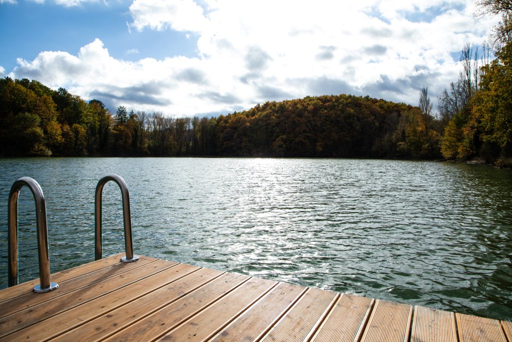 Veduta del lago presso la Tenuta di Fassia