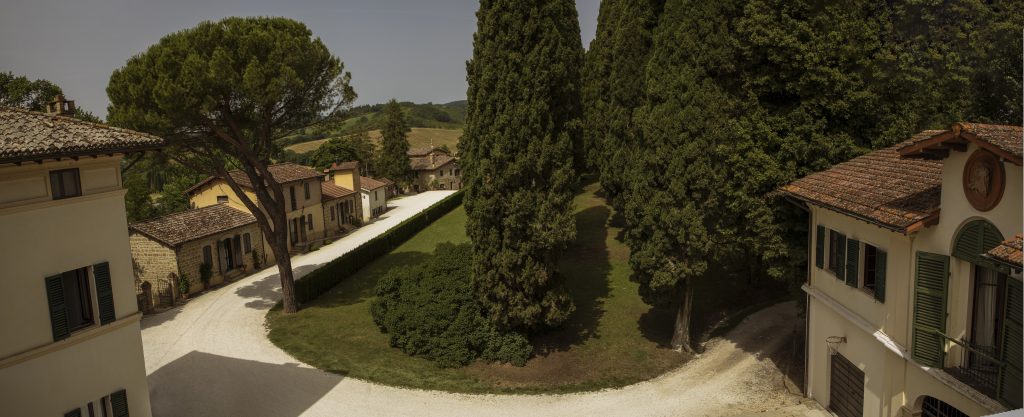 Immagine dall'alto della Tenuta di Fassia (Gubbio), dove si terrà il seminario "I simboli e la voce.