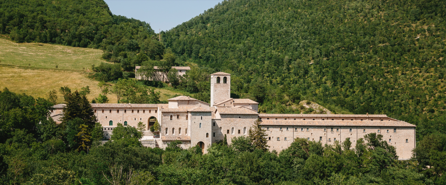 Immagine del Monastero di Fonte Avellana immerso nel Bosco